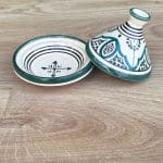 Smuk marokkansk tagine, der måler 12 cm. I en smuk skovgrøn med et unikt mønster. Håndlavet i Marokko.