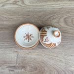 Smuk marokkansk tagine med det klassiske marokkanske mønster i en brun nuance. Har rundt låg, måler 12 cm. og er håndlavet i Marokko.