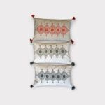 coussin 30x50 cm avec broderie trois couleurs