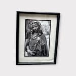 sor-hvid foto i ramme der viser en amazighr kvinde