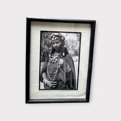 Zwart-witfoto in een lijst waarop een Amazigh-vrouw te zien is.