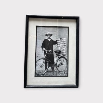 Zwart-witfoto van een man met een fiets - oude foto uit Marokko.