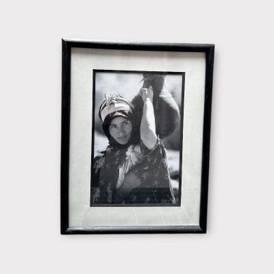 Zwart-witfoto in een zwarte lijst van een Berbervrouw.