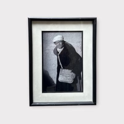 Zwart-witfoto in een zwarte lijst met een oudere man uit Marokko.