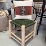 kleiner grüner Hocker mit Seilgeflecht