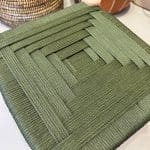 kleiner grüner Hocker mit Seilgeflecht