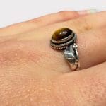 ring med smuk tigerøje sten