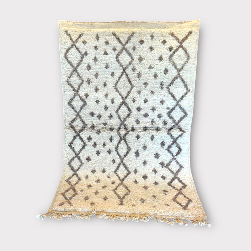 Beni-Ouarain-tæppe_TILMI_2 Kleiner Beni Ourain aus heller Wolle mit sandfarbenem Muster – Maße: 102 x 154 cm