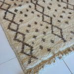 Kleiner Beni Ourain aus heller Wolle mit sandfarbenem Muster – Maße: 102 x 154 cm