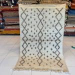 Kleiner Beni Ourain aus heller Wolle mit sandfarbenem Muster – Maße: 102 x 154 cm
