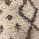 Kleiner Beni Ourain aus heller Wolle mit sandfarbenem Muster – Maße: 102 x 154 cm