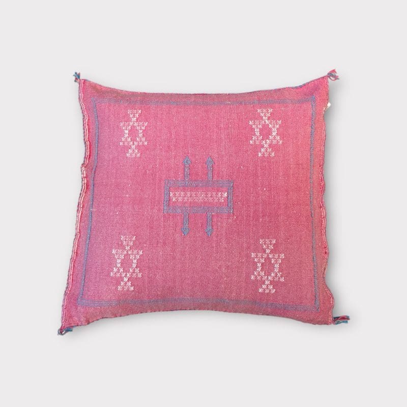 Kaktus silkeputetrekk håndlaget i Marokko. Rosa med lyseblå og hvite sømmer.