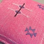 Kaktus silkeputetrekk håndlaget i Marokko. Rosa med blå og hvite sømmer.
