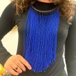 Pärlhalsband med blå pärlor och mörkblått halsband i flätat läder.