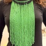 Perlenkette mit grünen Perlen und einer dunkelgrünen, geflochtenen Lederkette. Handgefertigt in Marokko.