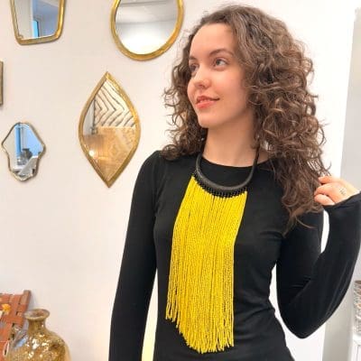 Pearl necklace with yellow pearls and black necklace braided in leather.