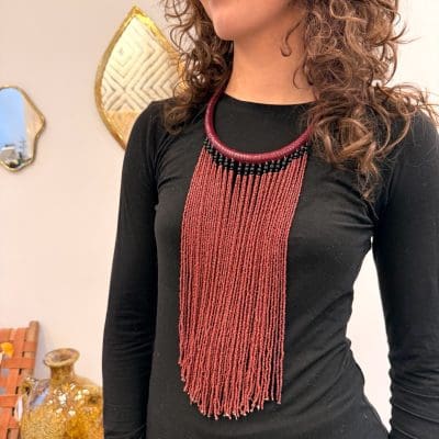 Pearl necklace in burgundy red with a necklace braided in the same color.