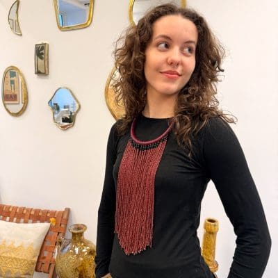 Pearl necklace in burgundy red with a necklace braided in the same color.