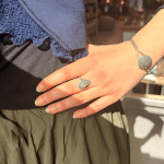 Ein schöner Ring mit Yin und Yang in der Mitte. Harmonischer Ausdruck.