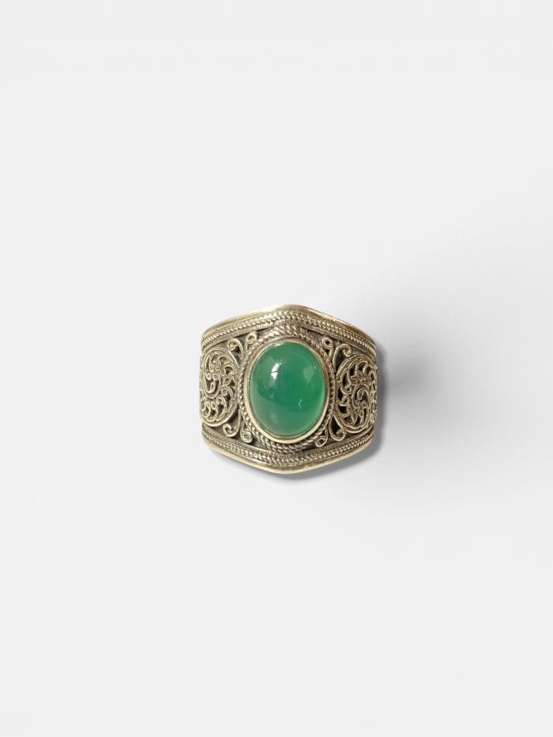 ANIR-ring - bred med en grönaktig turkos oval sten i mitten och silverfärgade mönster.