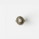 Tilelli er en enkel og fin ring hvis sølvmønster ligner en blomst med prlen i midten som centerpiece.