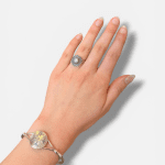 Tilelli er en enkel og fin ring hvis sølvmønster ligner en blomst med prlen i midten som centerpiece.