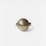 Vacker rund spiralring med ett harmoniskt uttryck.