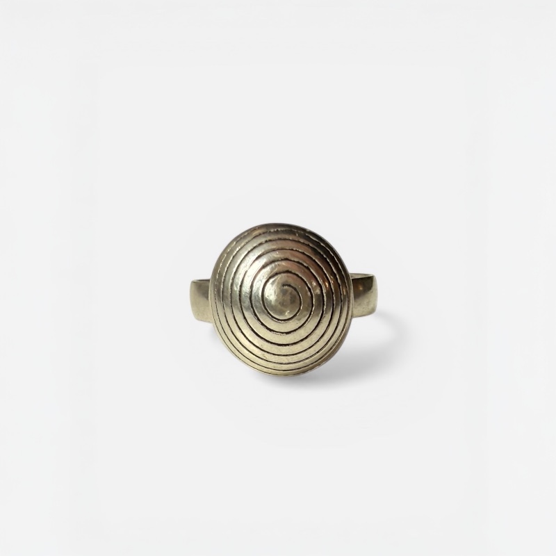 Photoroom_20260423_124241 Vacker rund spiralring med ett harmoniskt uttryck.