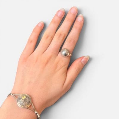 Vakker rund spiralring med et harmonisk uttrykk.
