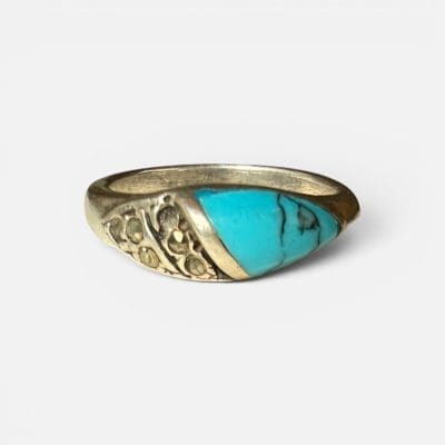 Eenvoudige ring met prachtig zilveren snijwerk en turkooizen stenen.