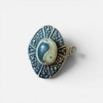 Ein schöner Ring mit Yin und Yang in der Mitte. Harmonischer Ausdruck.
