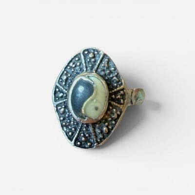 Mooie ring met yin en yang in het midden. Een harmonieuze uitdrukking.