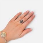 Ein schöner Ring mit Yin und Yang in der Mitte. Harmonischer Ausdruck.