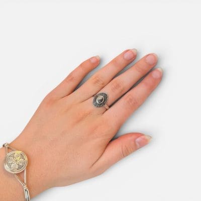 Mooie ring met yin en yang in het midden. Een harmonieuze uitdrukking.