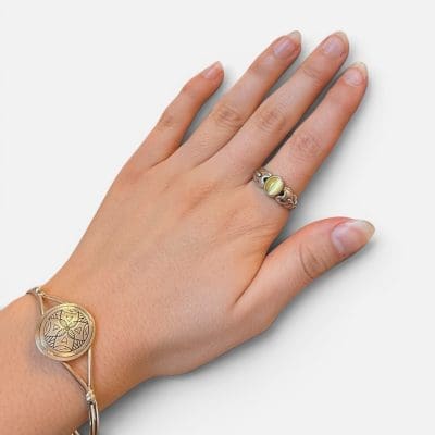 Prachtige kettingvormige ring met een glanzende lichtgele steen.