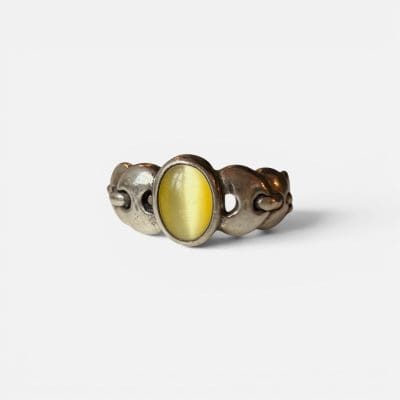 Prachtige kettingvormige ring met een glanzende lichtgele steen.