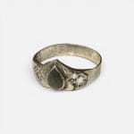 fin simpel ring med en dråbeformet sort sten. Ringen har fine udskæringer der omringer stenen på fineste vis.