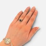 fin simpel ring med en dråbeformet sort sten. Ringen har fine udskæringer der omringer stenen på fineste vis.