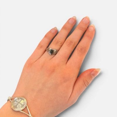 A beautiful simple ring with a teardrop-shaped black stone. The ring has fine carvings that surround the stone in the finest way.