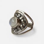Prachtige zilveren ring met een gevlochten uiterlijk en een mooie ronde steen in het midden.