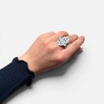 Wunderschöner Silberring mit Emaille-Verzierungen in leuchtenden Farben. Der Ring ist handgefertigt und hat die Form der Hand der Fatima.