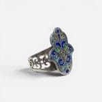 Wunderschöner Silberring mit Emaille-Verzierungen in leuchtenden Farben. Der Ring ist handgefertigt und hat die Form der Hand der Fatima.