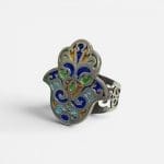 Wunderschöner Silberring mit Emaille-Verzierungen in leuchtenden Farben. Der Ring ist handgefertigt und hat die Form der Hand der Fatima.