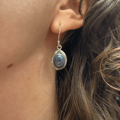 Boucles d'oreilles pendantes ovales en pierre bleu mer argentées