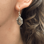 Länglicher, bräunlich-grünlicher Steinohrring aus Silber.