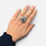 smuk fatima ring med rødlig sten i midten. Fine emaljedetaljer i gul, grøn og blå. Sølvudskæringer.