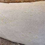 Marokkansk håndlavet kaktussilkepudebetræk i cremehvid, der måler 46x94 cm. med hvide og gule broderinger.